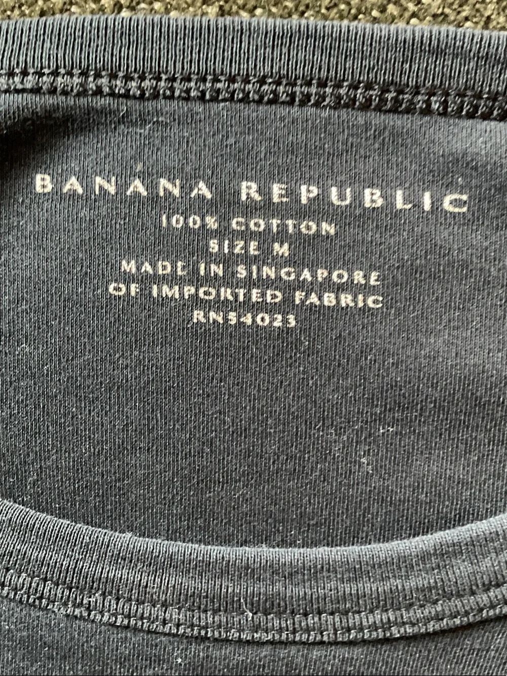 Banana Republic Black Long-Sleeve Cropped Tee